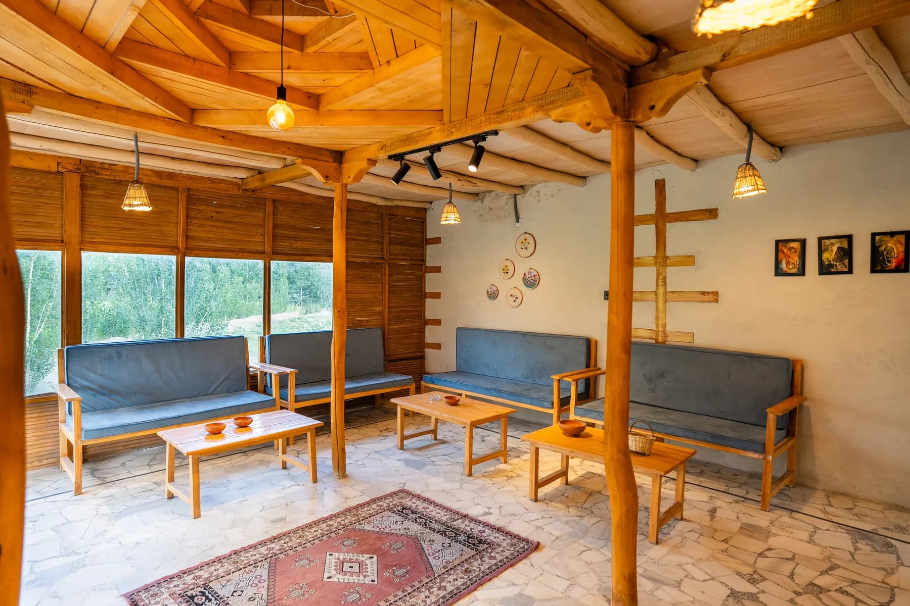 The sitting room with wood beams and garden windows