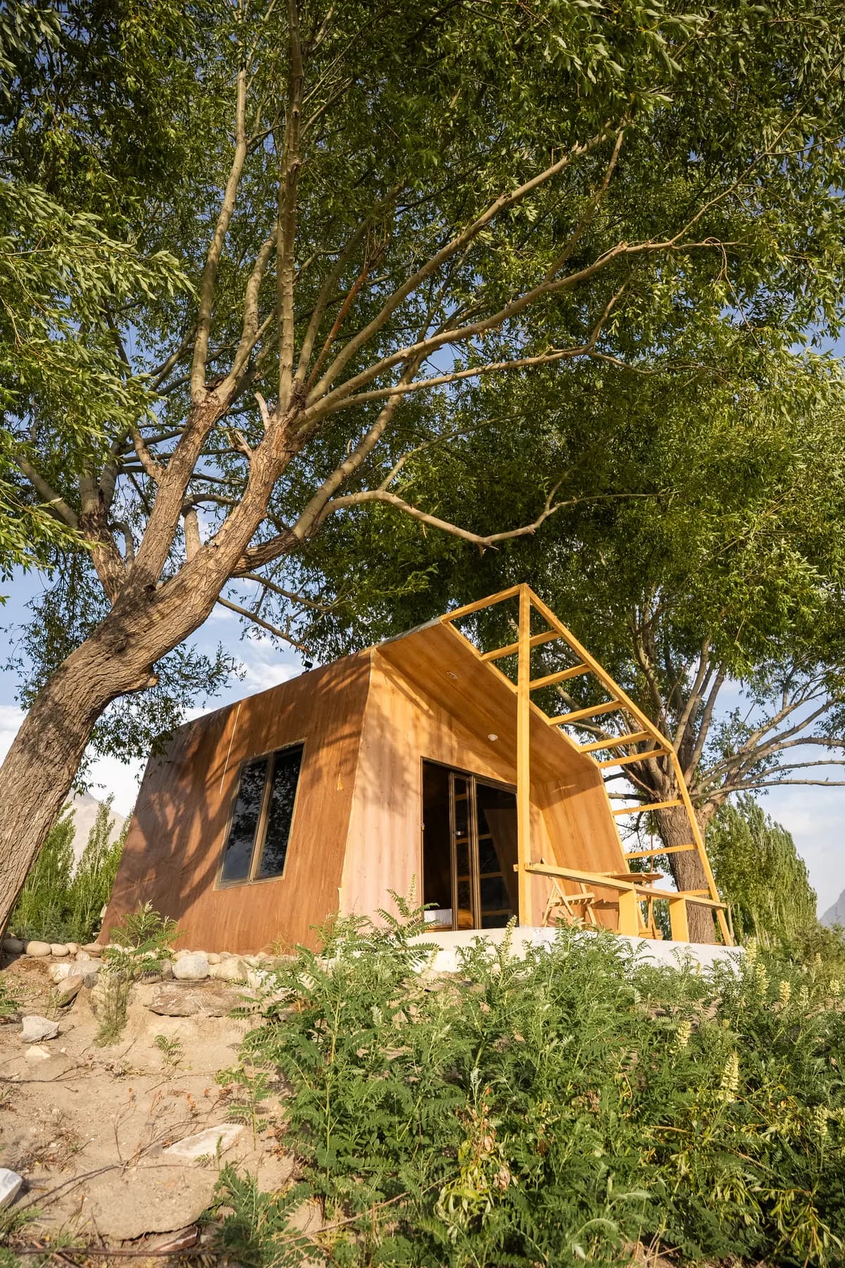 The riverside hut under a willow tree